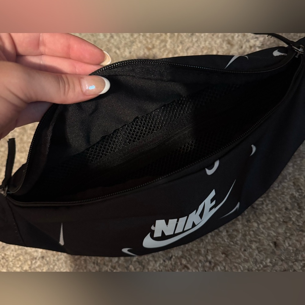 Nike Heritage Hip Fanny Pack - Picture 2 of 4